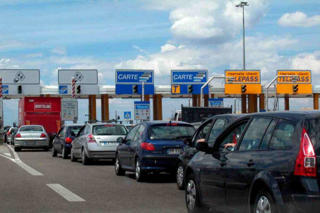 Auto in coda al pedaggio autostradale