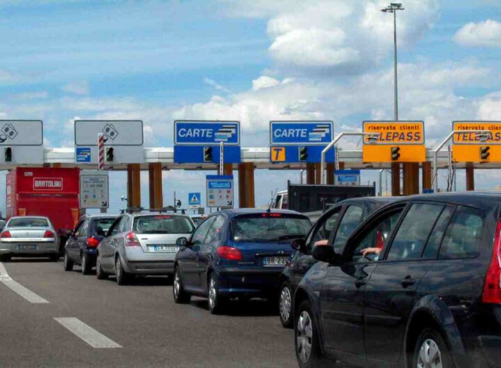 Auto in coda al pedaggio autostradale