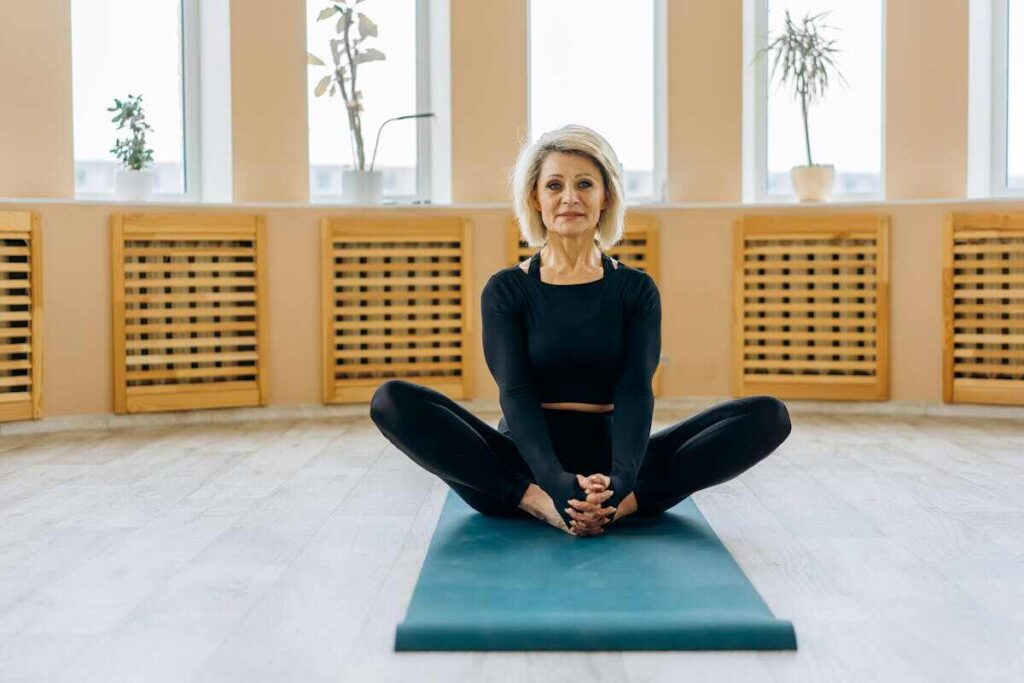 una donna matura fa attività fisica