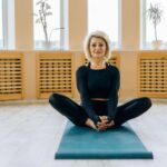 una donna matura fa attività fisica