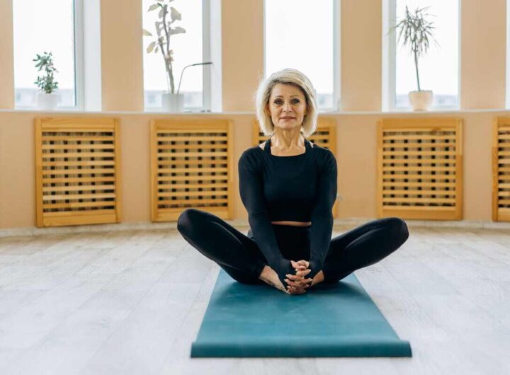 una donna matura fa attività fisica