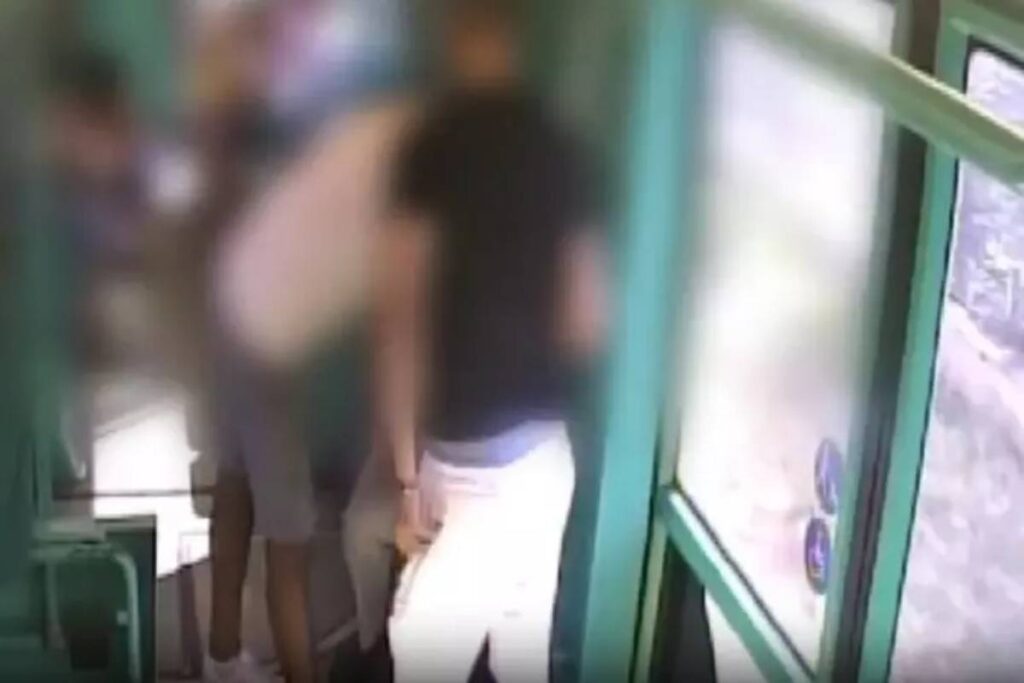 Ipovedente picchiato e rapinato sul tram