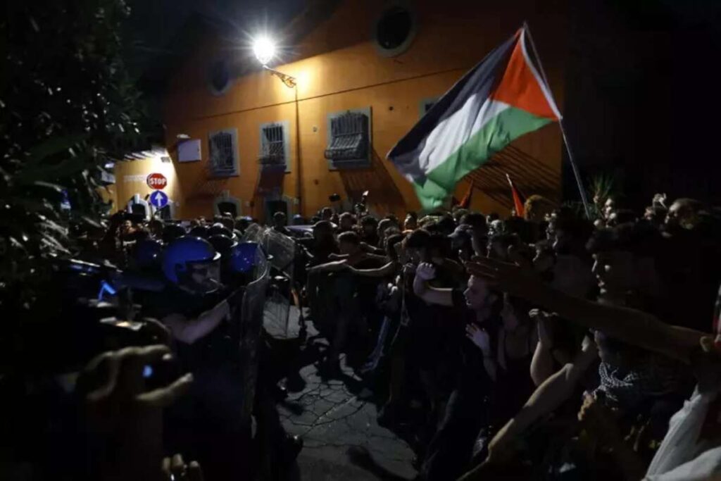 La carica della Polizia al corteo per la Flotilla a Roma