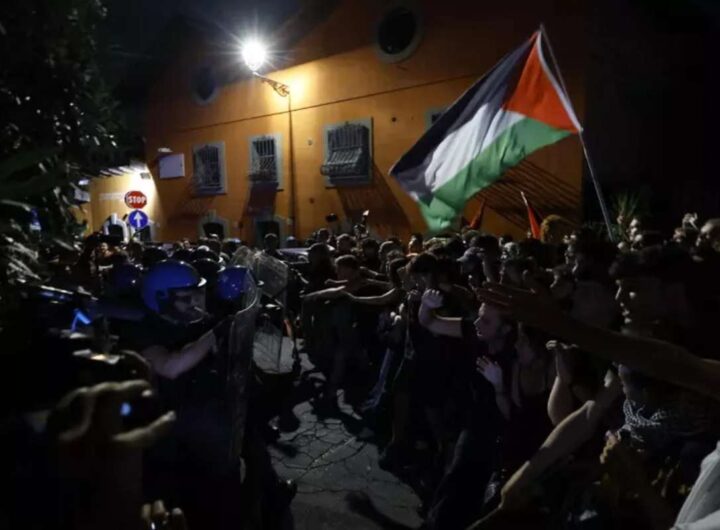 La carica della Polizia al corteo per la Flotilla a Roma