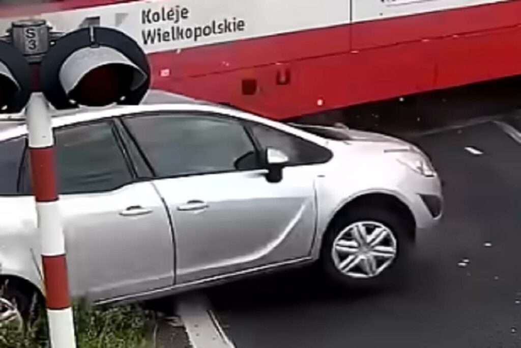 L'auto travolta dal treno in Polonia