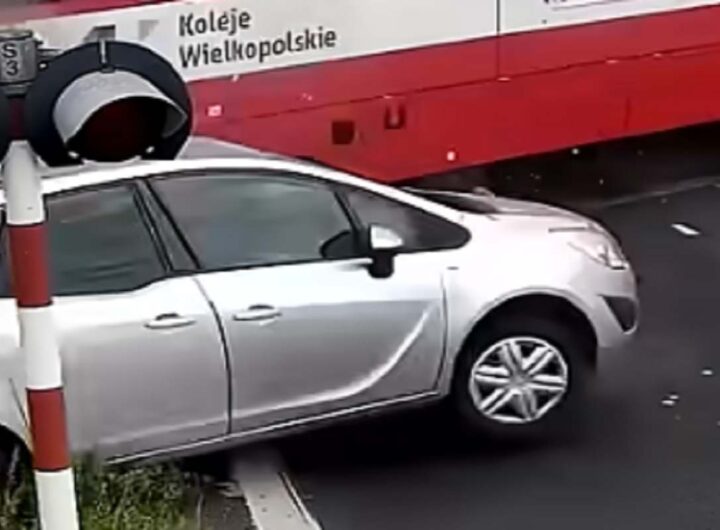 L'auto travolta dal treno in Polonia