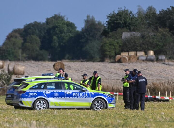 Le forze dell'ordine polacche sul luogo dove sono stati ritrovati i resti di alcuni droni abbattuti la scorsa notte