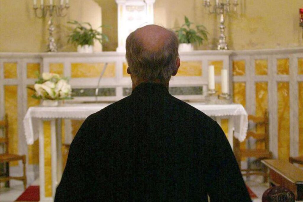 un prete davanti all'altare