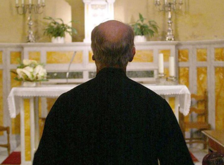 un prete davanti all'altare