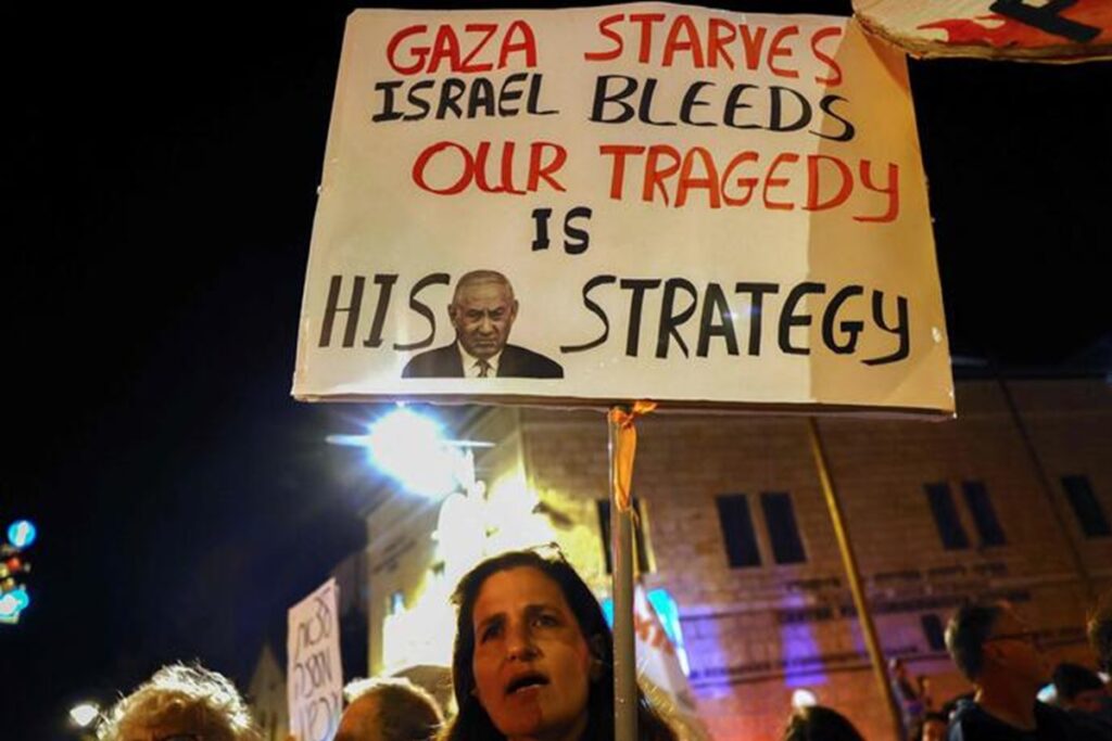 Inizia la "giornata dei disordini" in Israele, bruciati cassonetti e pneumatici nei pressi della casa di Netanyahu