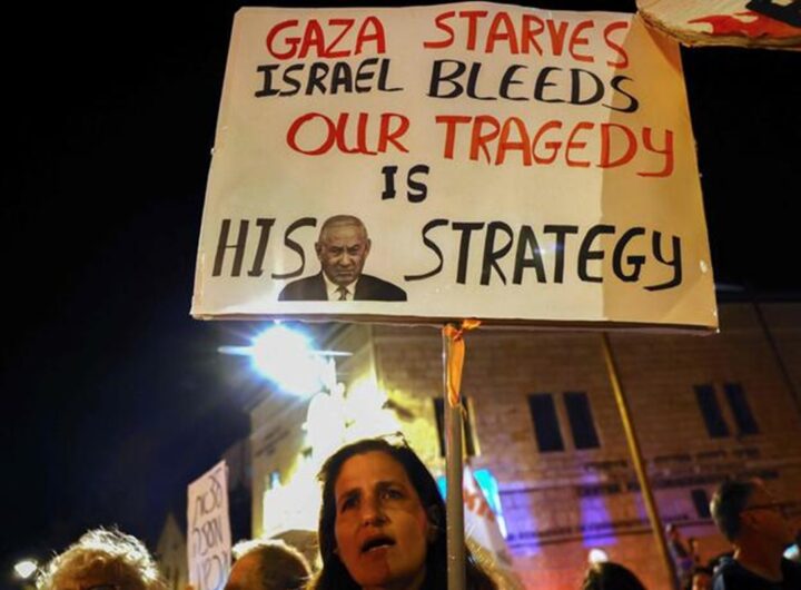 Inizia la "giornata dei disordini" in Israele, bruciati cassonetti e pneumatici nei pressi della casa di Netanyahu