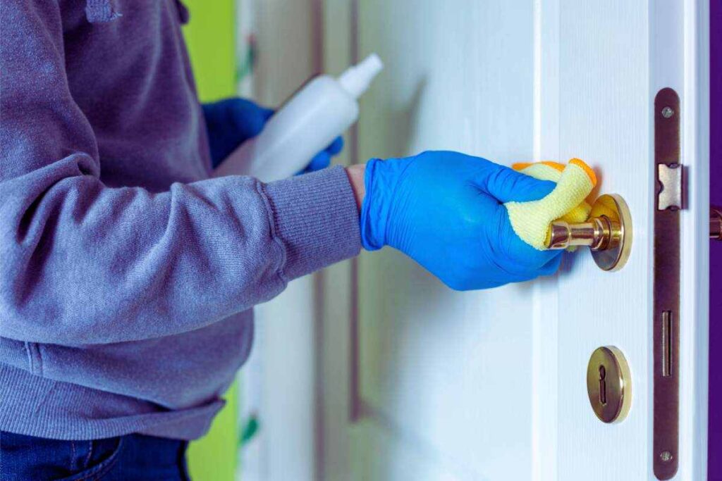 Il metodo (naturale) per pulire le porte senza rovinarle