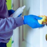 Il metodo (naturale) per pulire le porte senza rovinarle