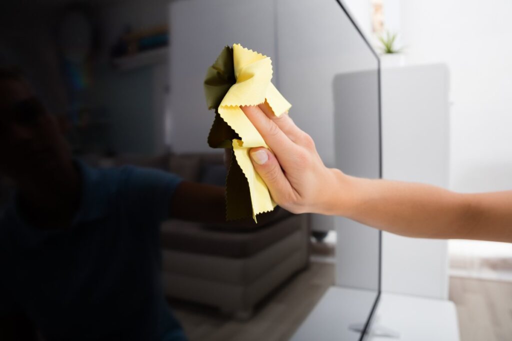 Come pulire lo schermo della tv e farlo sembrare nuovo