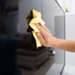 Come pulire lo schermo della tv e farlo sembrare nuovo