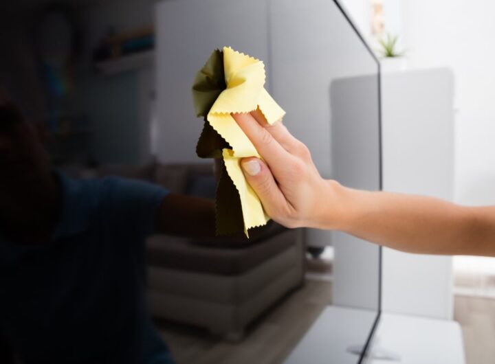 Come pulire lo schermo della tv e farlo sembrare nuovo