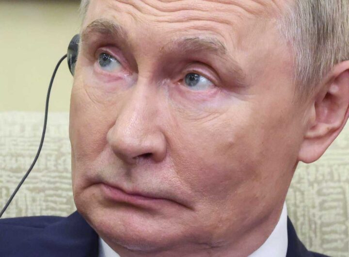 Come sta davvero la Russia dopo 11 anni di guerra in Ucraina? Due analisi a confronto dicono l’opposto , nella foto Vladimir Putin perplesso