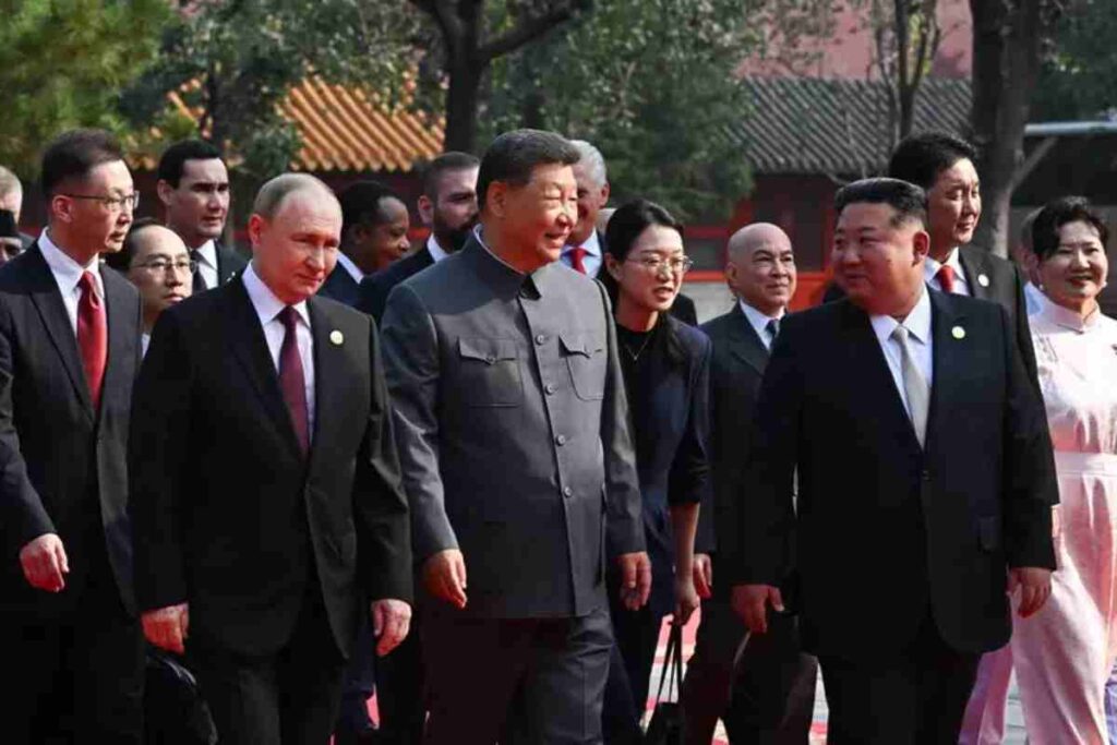 Putin come Berlusconi alla fine? D'Alema gli fa l'ultimo prezzo ma dal video con Xi non si direbbe, nella foto Putin in Cina con Xi e Kim