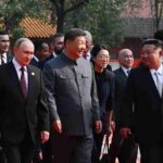 Putin come Berlusconi alla fine? D'Alema gli fa l'ultimo prezzo ma dal video con Xi non si direbbe, nella foto Putin in Cina con Xi e Kim