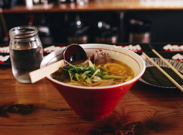 una ciotola di ramen su un tavolo