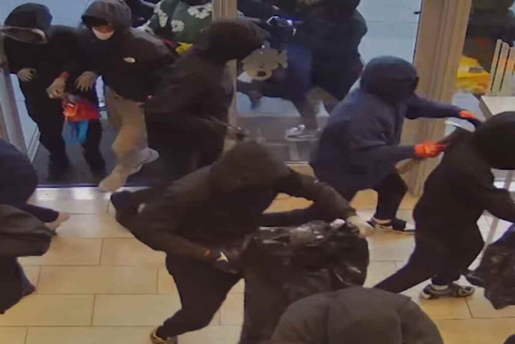 20 uomini armati rapiano una gioielleria in california