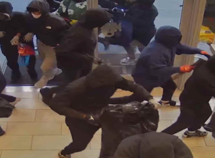 20 uomini armati rapiano una gioielleria in california