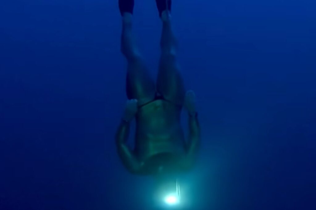126 metri di profonidtà con un solo respiro: record mondiale di apnea