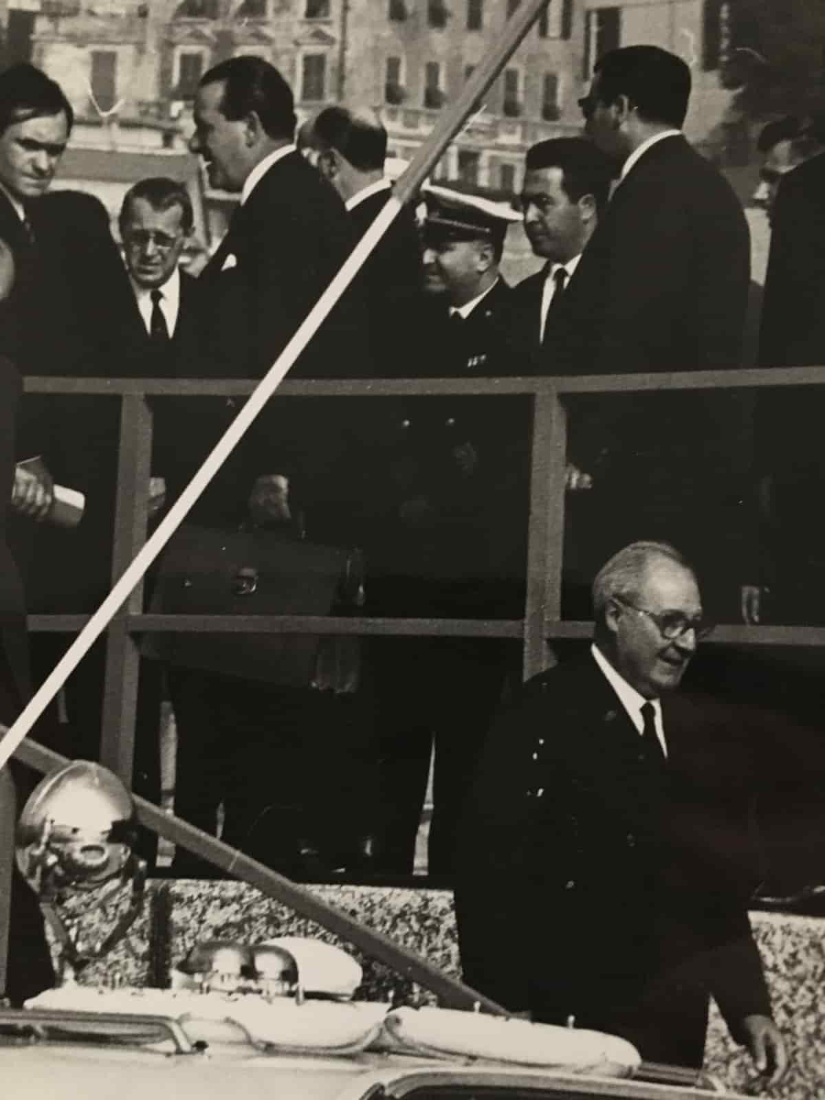 Nove anni all’Ansa: dominava Sergio Lepri, le profezie di Fusaroli fra grandi fatti di cronaca, nella foto Saragat nel porto di Genova, in alto a sinistra l'autoee e al centro il consigliere diplomatico Ettore Staderini