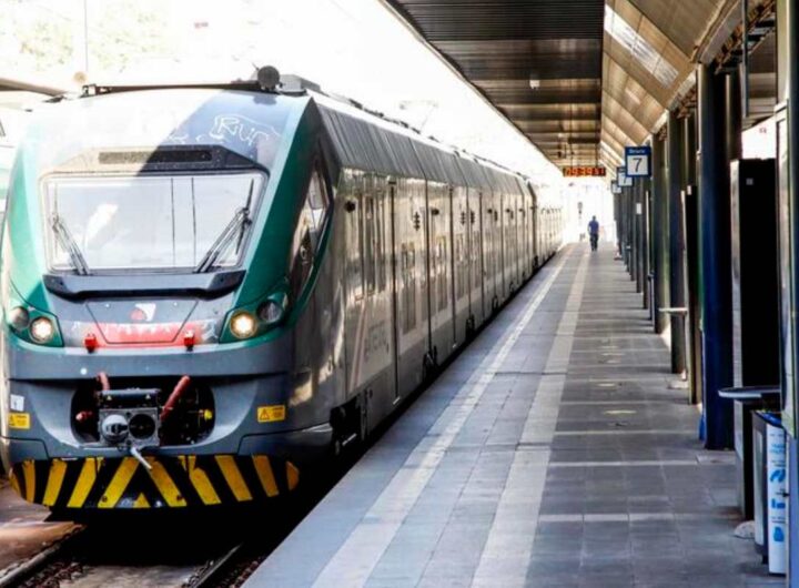 treno fermo in stazione