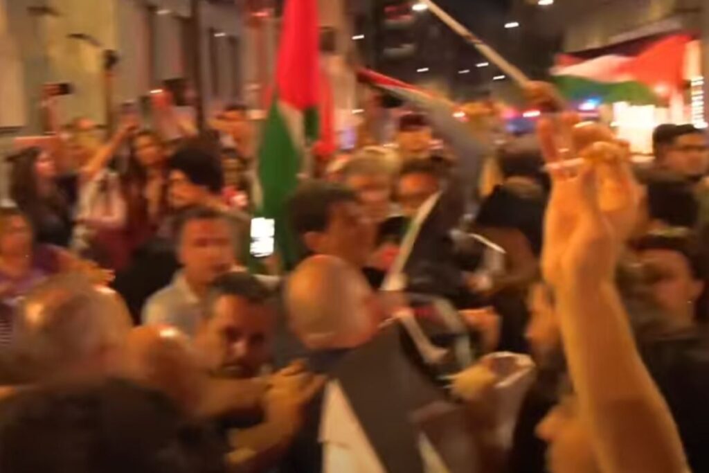 Gaza, è tregua ma c’è chi non la vuol vedere, Roma senza pace ma gli elettori diranno la verità , nella foto scontri corteo pro pal