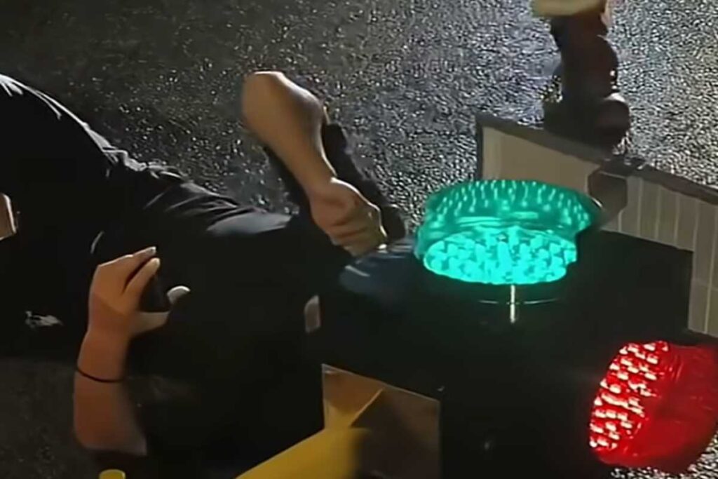 Rimane incastrato con la testa nel semaforo