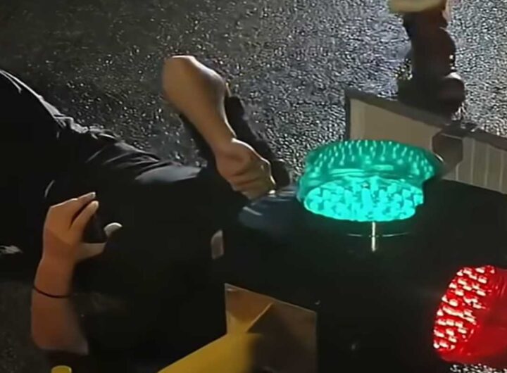 Rimane incastrato con la testa nel semaforo