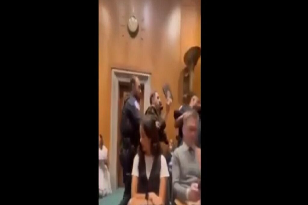 I due veterani trascinati fuori dal Senato Usa