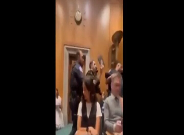 I due veterani trascinati fuori dal Senato Usa