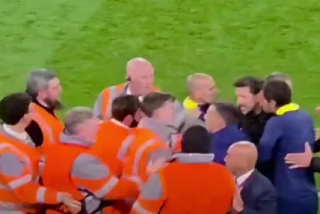 Simeone contro i tifosi del Liverpool