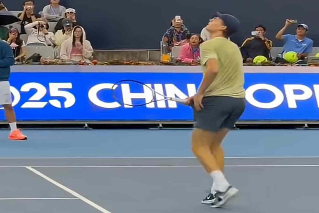 Sinner in allenamento a Pechino