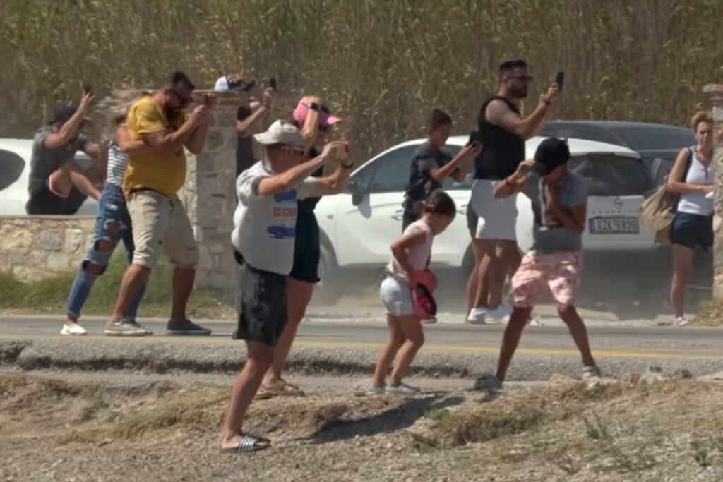 turisti aereoporto skiathos