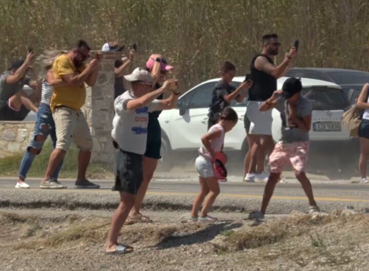 turisti aereoporto skiathos