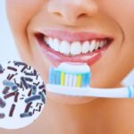 spazzolino da denti con germi e batteri