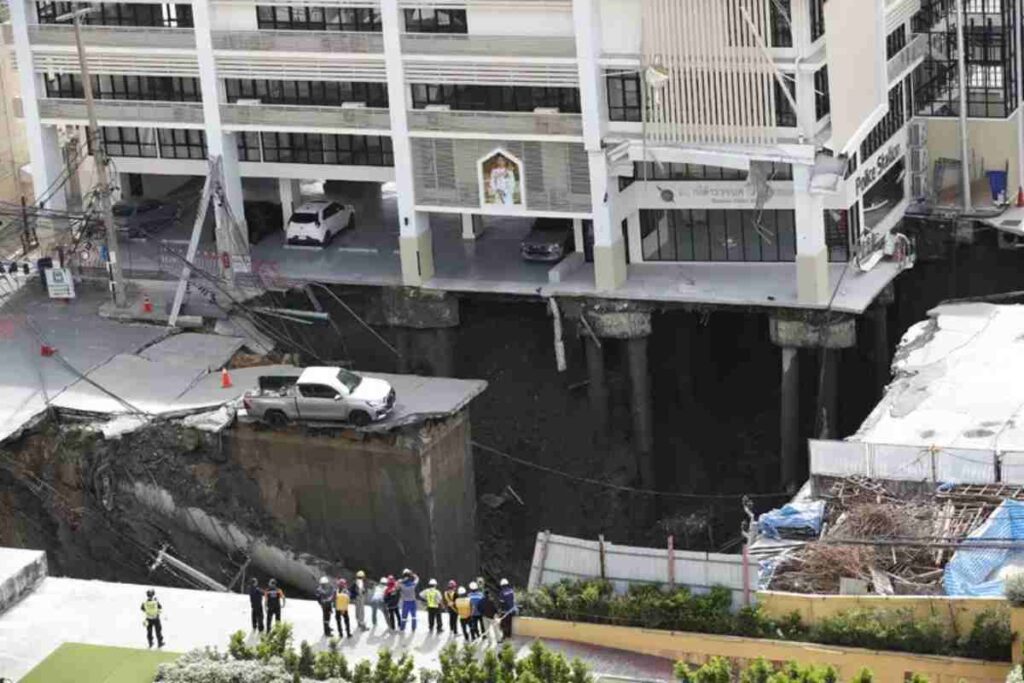 Bangkok, voragine in strada