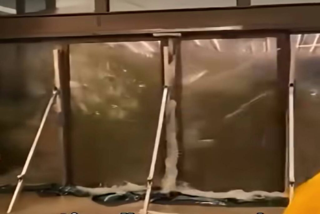 Porta a vetri dell'hotel travolta dall'acqua