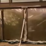 Porta a vetri dell'hotel travolta dall'acqua