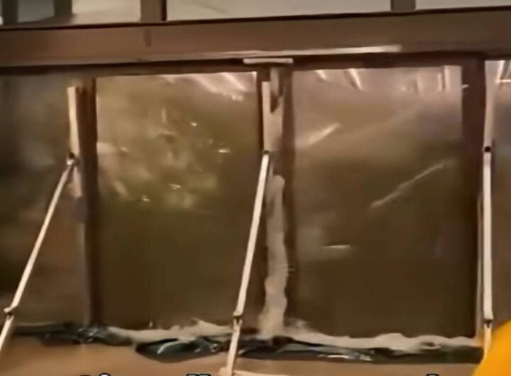 Porta a vetri dell'hotel travolta dall'acqua