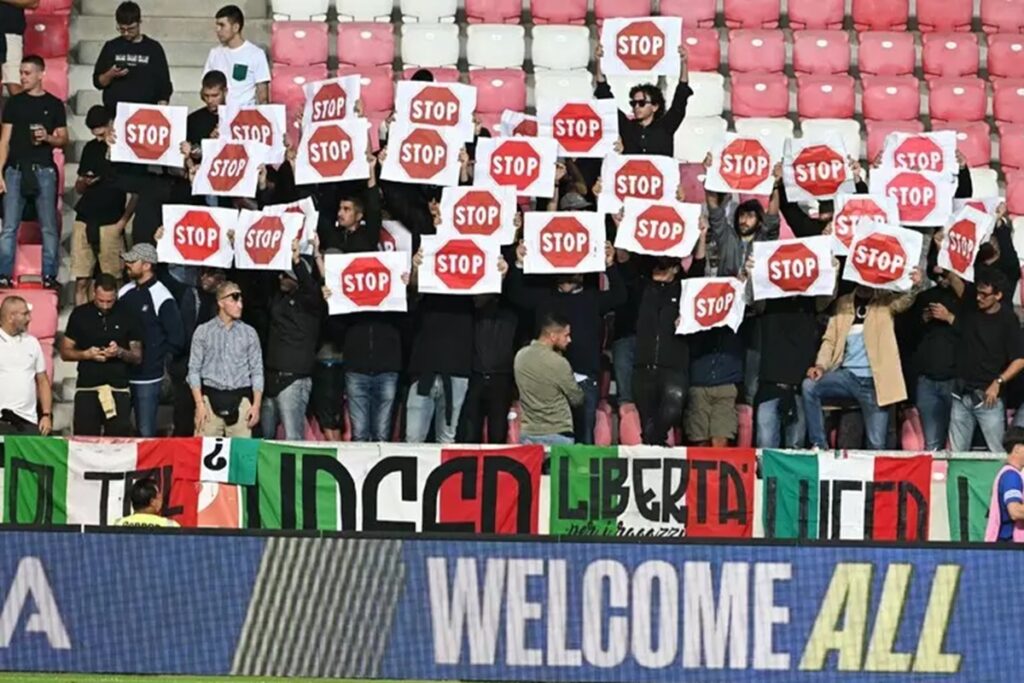 Gli ultras italiani voltano le spalle alla bandiera durante l'inno israeliano