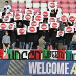 Gli ultras italiani voltano le spalle alla bandiera durante l'inno israeliano