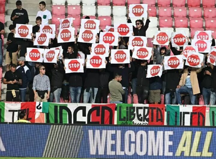 Gli ultras italiani voltano le spalle alla bandiera durante l'inno israeliano