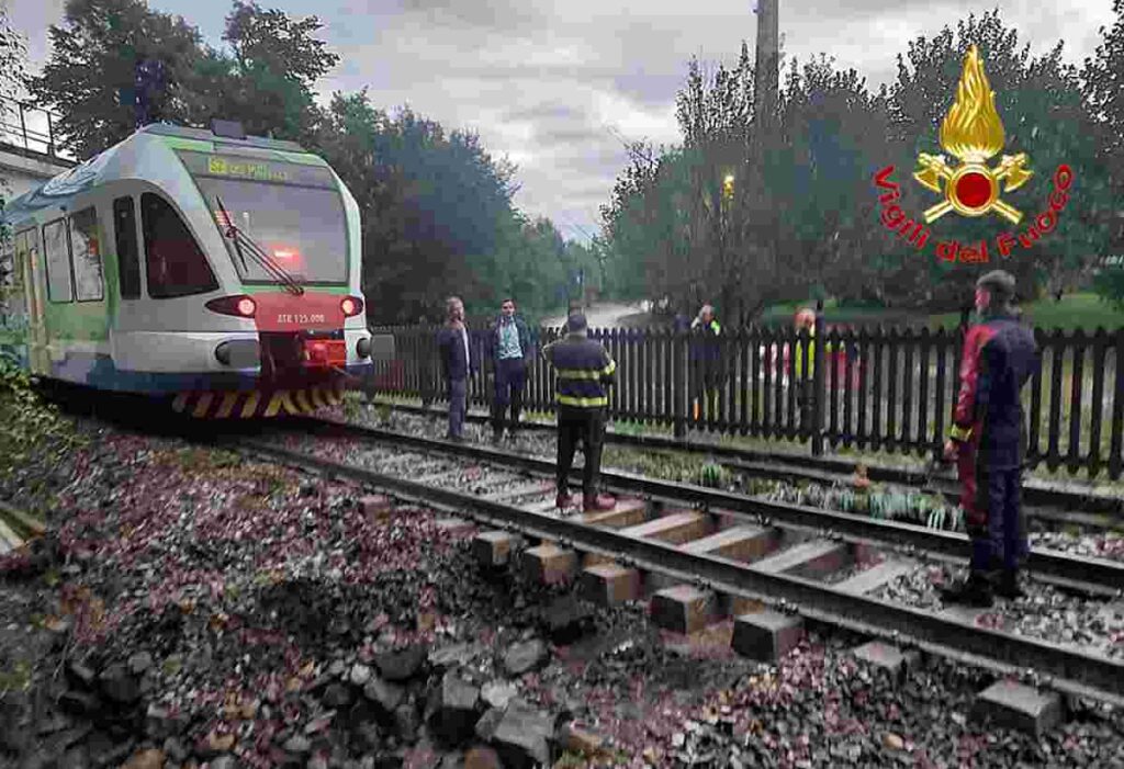Maltempo in Lombardia, i Vigili del fuoco riescono a far fermare un treno a pochi metri dalla voragine