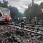 Maltempo in Lombardia, i Vigili del fuoco riescono a far fermare un treno a pochi metri dalla voragine