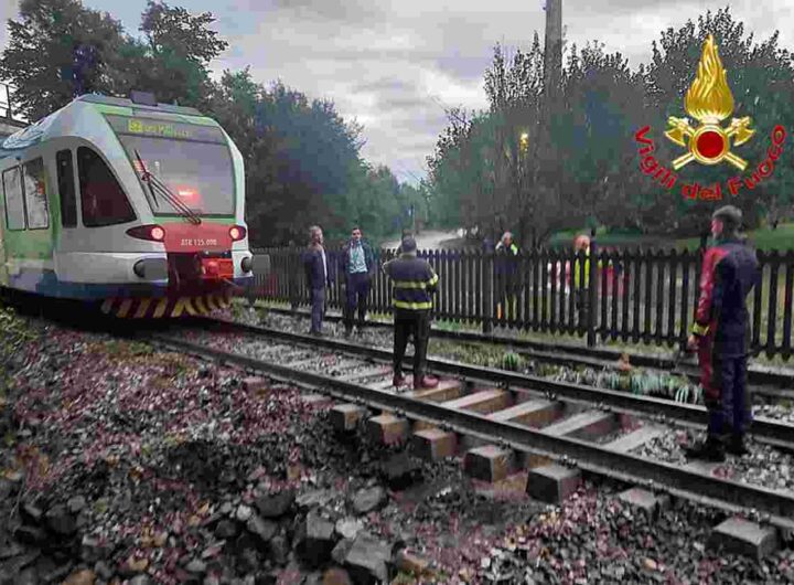 Maltempo in Lombardia, i Vigili del fuoco riescono a far fermare un treno a pochi metri dalla voragine