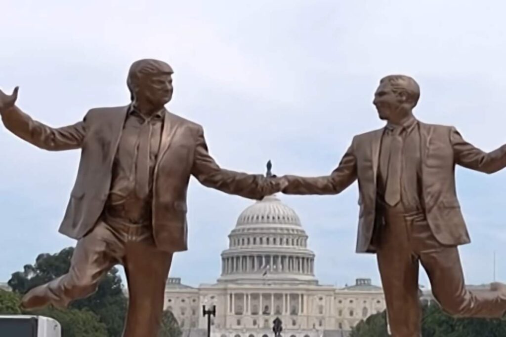 Statua di Trump ed Epstein che si tengono per mano